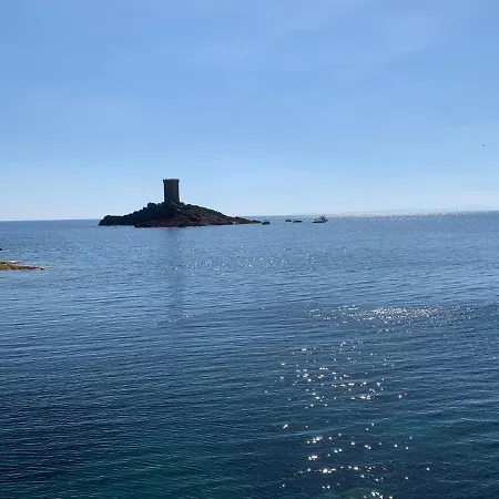 Le Nid T2 Grande Terrasse Au Parc Santa Lucia Raphael Bord De Mer Calanque A 100m Апартаменти *