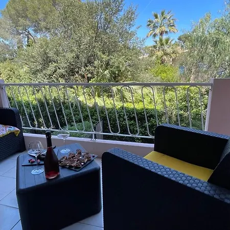 Le Nid T2 Grande Terrasse Au Parc Santa Lucia Raphael Bord De Mer Calanque A 100m Апартаменти *